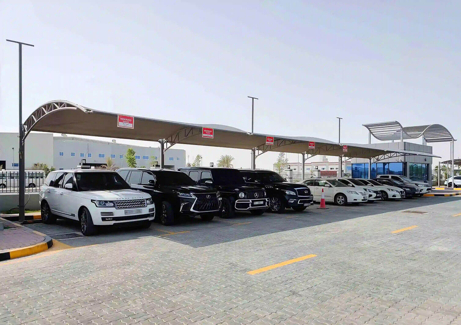 مظلات مواقف السيارات – الحماية المثلى لمركبتك – السيارات متوقفة تحت مظلة موقف سيارات بامتداد جانبي – مظلات مواقف السيارات – الحماية المثلى لمركبتك – الفارس العالمية للخيام