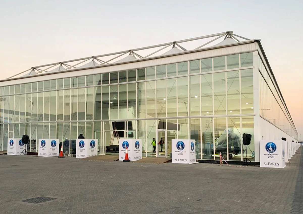 خيام نافدكس في الإمارات – منظر خارجي للخيمة الملكية مع ألواح زجاجية – نافدكس - الفارس الدولية الخيام