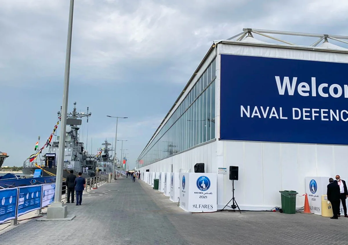 خيام نافدكس في الإمارات – منظر خارجي للخيمة الملكية مع جدران دعائية – نافدكس - الفارس الدولية الخيام