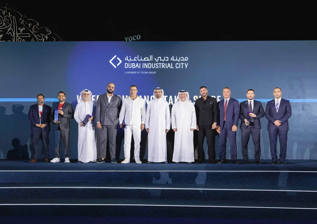 شركة الفارس الدولية تنال جائزة “التميز في الدعم الإنساني” خلال حفل غالا مدينة دبي الصناعية من مجموعة تيكوم - الفارس الدولية الخيام