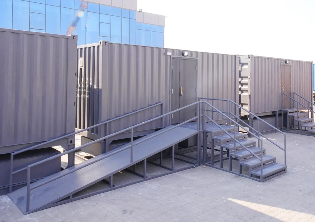 حمامات متنقلة فاخرة في الإمارات – كبائن معيارية متنقلة للحمامات – حمامات متنقلة فاخرة للفعاليات والمواقع والمرافق المؤقتة – الفارس العالمية للخيام