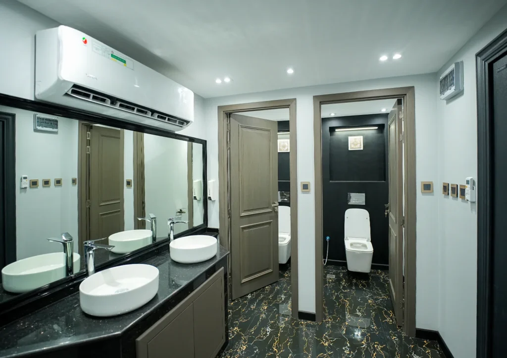 حمامات متنقلة فاخرة في الإمارات – داخلية حمامات متنقلة فاخرة مع تجهيزات راقية وتشطيبات عالية الجودة – حمامات متنقلة فاخرة للفعاليات والمواقع والمرافق المؤقتة – الفارس العالمية للخيام