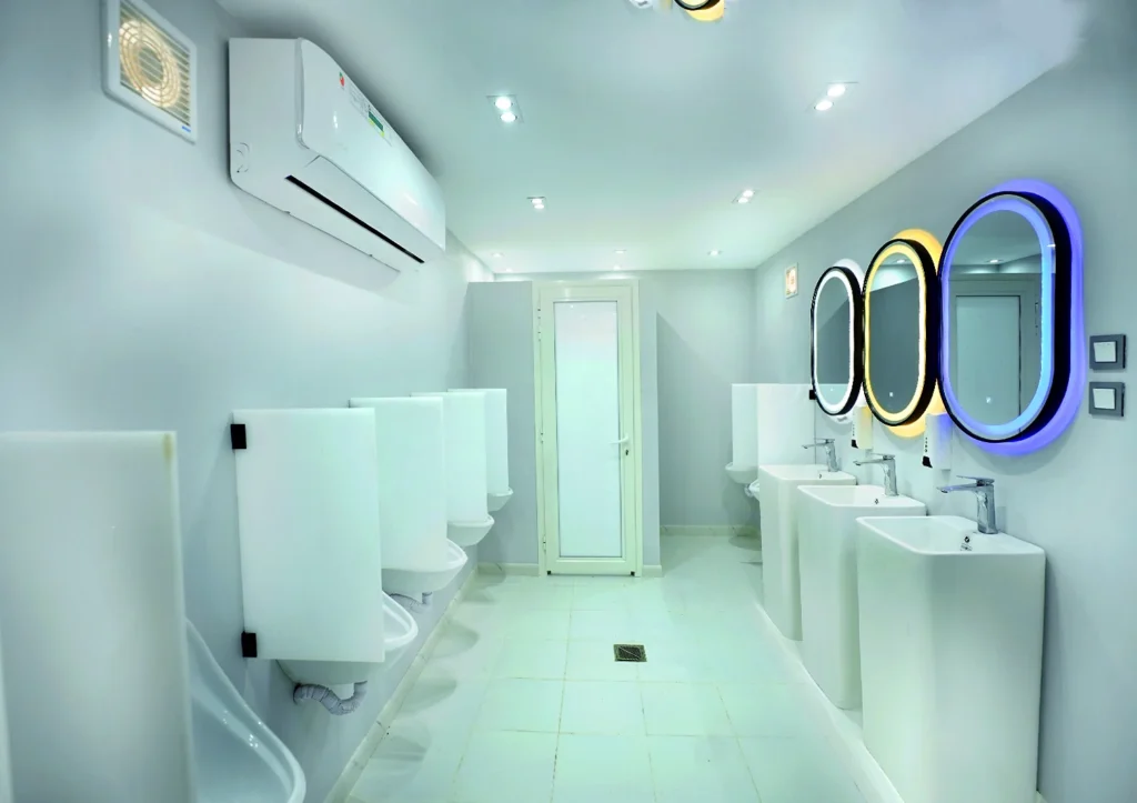 حمامات متنقلة فاخرة في الإمارات – داخلية حمامات متنقلة فاخرة مع تجهيزات راقية وتشطيبات عالية الجودة – حمامات متنقلة فاخرة للفعاليات والمواقع والمرافق المؤقتة – الفارس العالمية للخيام